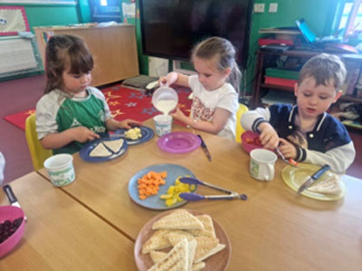 Photo of 3 children eating healthily
